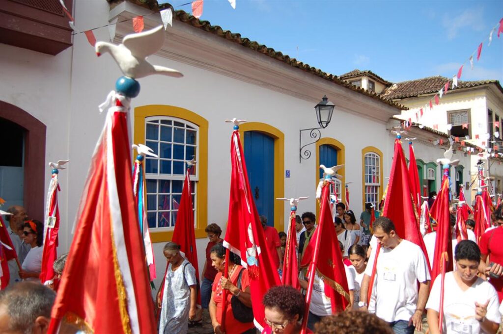 Festa do Divino Espírito Santo: Fé, Cores e Comunidade no Centro-Oeste